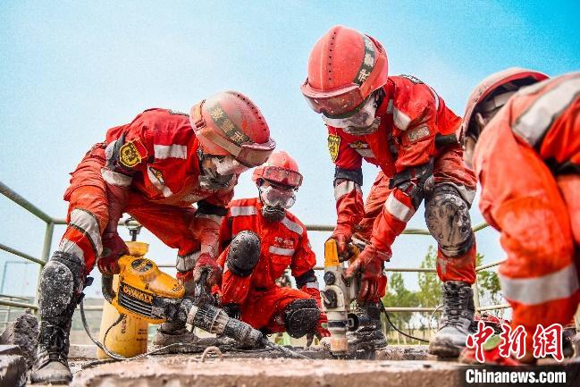 直击武警工兵防化专业考核硬核瞬间