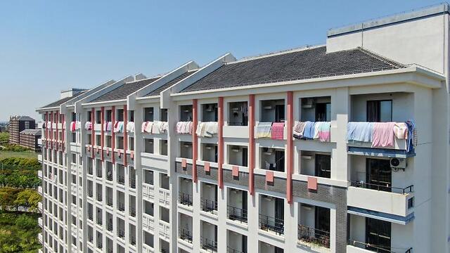 上海海洋大学宿舍区共有16个小区,宿舍阳台上陆续晒满了被子.