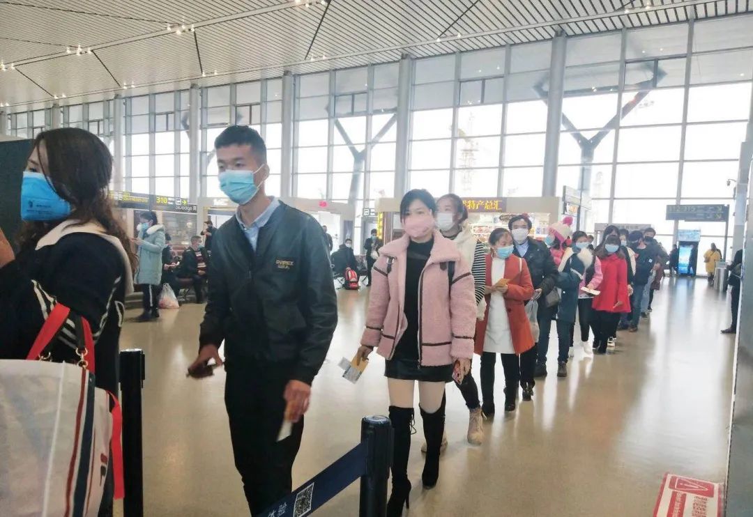 23日下午,莆田市包机的航班从贵阳龙洞堡机场起飞,运送61名务工人员