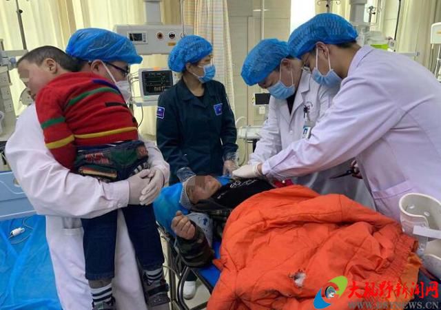 求你抱抱我 医生抱着男孩抢救伤者, 这张照片刷爆大连