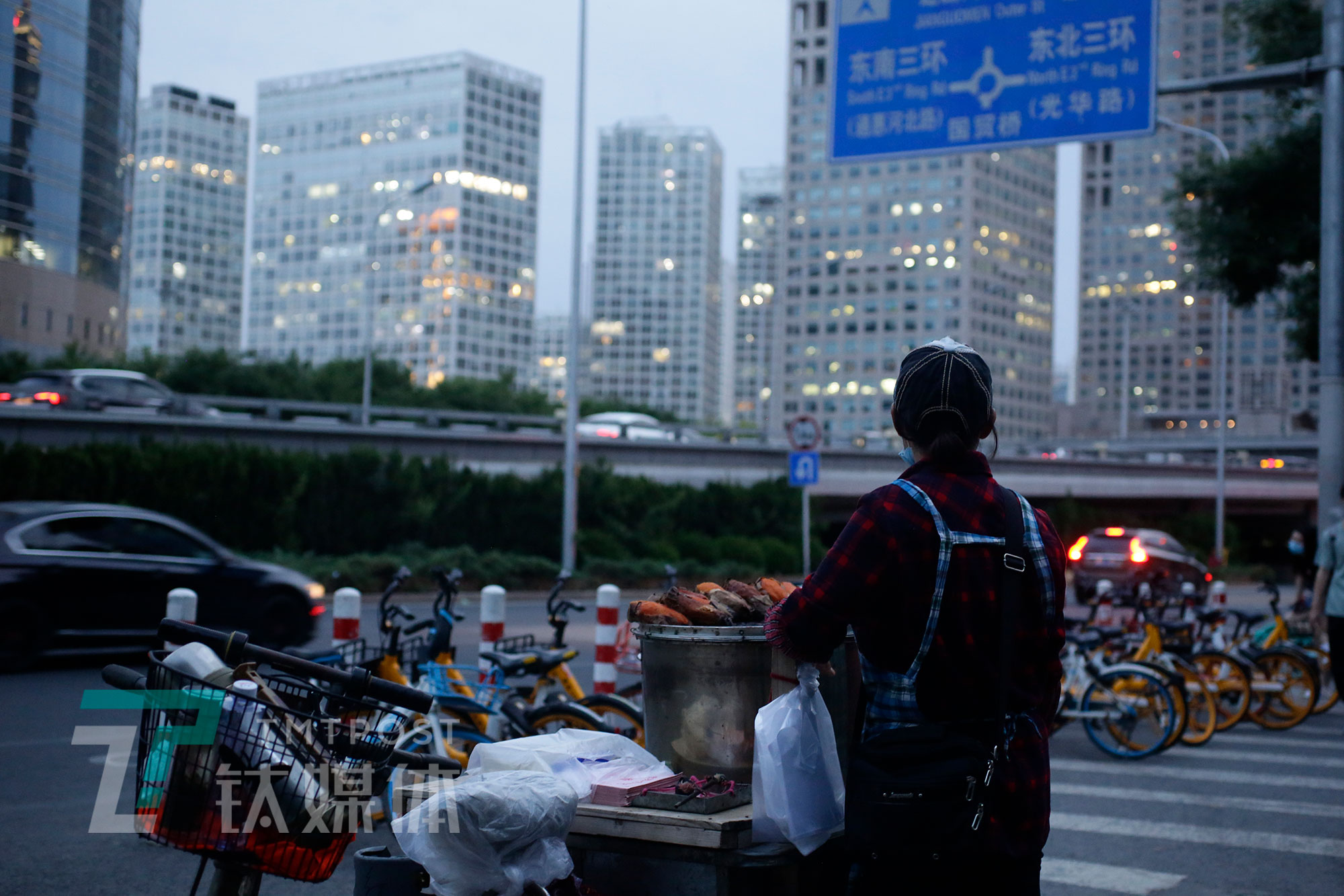 北京街头地摊众生相:有人被罚款气哭,有人开劳斯莱斯轿车练摊!