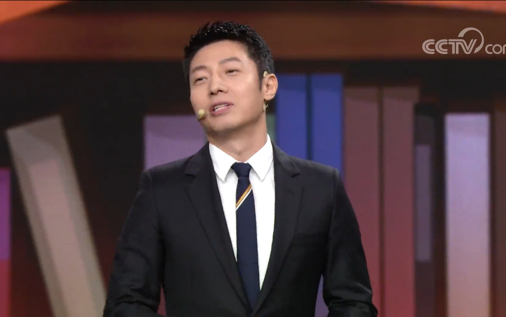 观众们大笑.