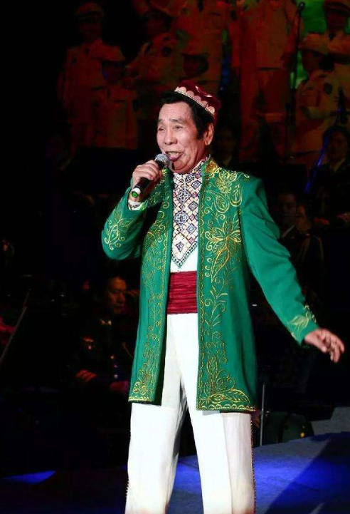 克里木于1940年出生于新疆吐鲁番,是一名来自维吾尔族的男高音歌唱家