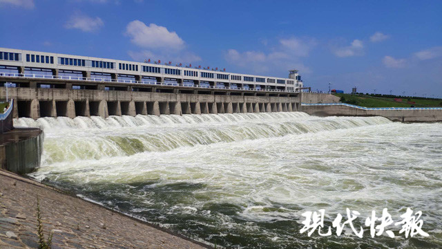 石梁河水库北泄洪闸正在泄洪受北方冷空气影响,连云港市及鲁南地区