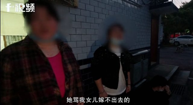 妈妈目睹女儿被邻居吐槽嫁不出去场面瞬间失控