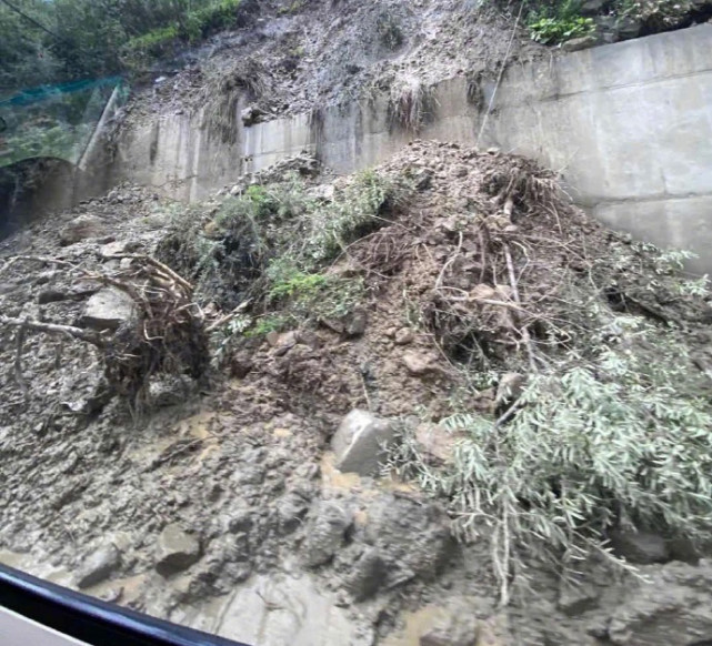 张雨绮乘车遭遇泥石流有惊无险,现场照曝光看后触目惊心