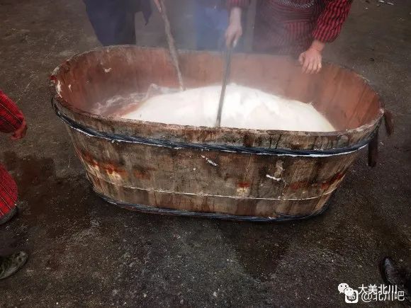 这是专门为烫猪而生的澡盆…这个水温什么的讲究可大了!
