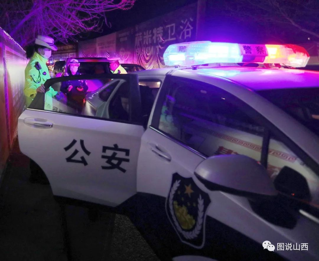 将驾驶员带上警车