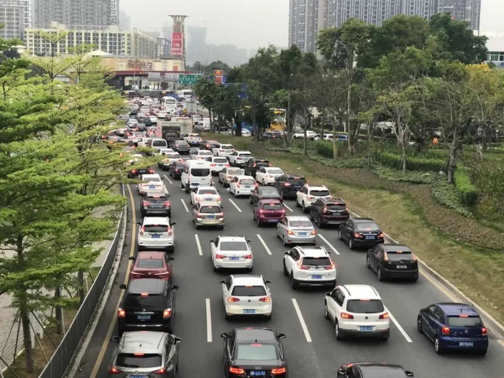 深圳早高峰车流量已高于去年12月,交警呼吁绿色出行