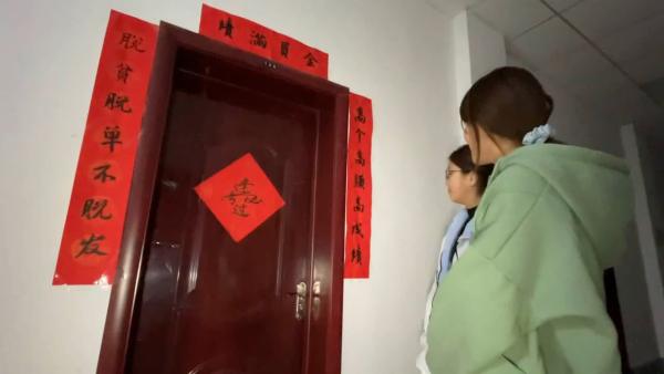 高校宿舍花式贴春联,祈求"脱单不脱发"