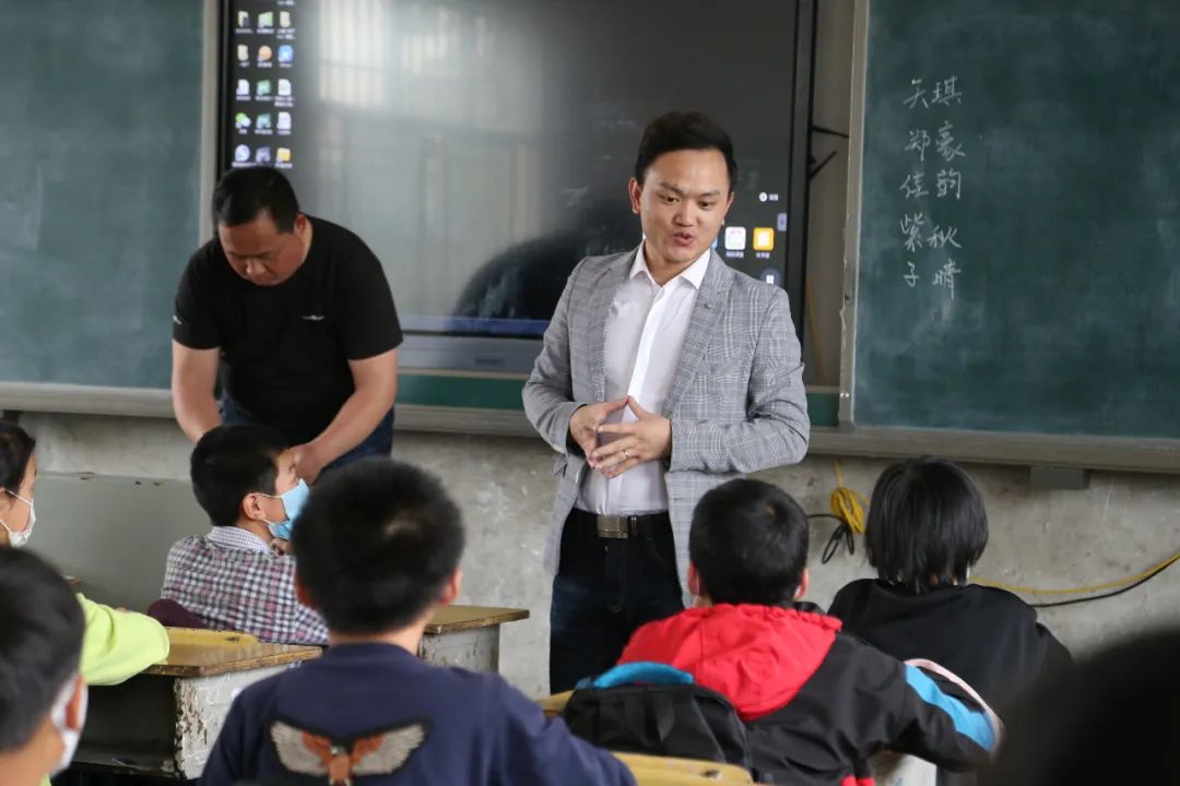 欧爸动能书院在平田村建设中 最开心的便是又见到平田完小(也即龙溪