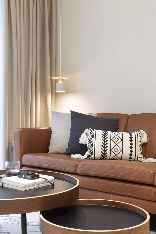 一张棕驼色的皮沙发,还有米白色的地毯,也让客厅显得更加温馨舒适.