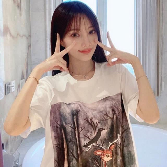 李小璐穿宽松t恤双手比耶少女心十足,设计暗黑童话风图案超有才