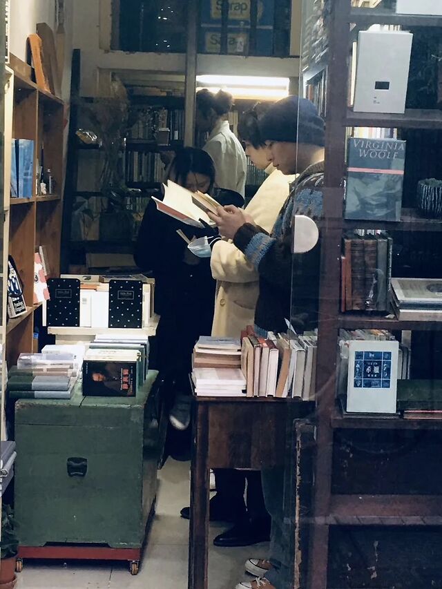 这家亏损的独立书店里,有一位讨人厌的老板