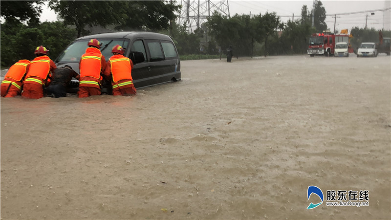 暴雨积水导致人车被困烟台消防员携手涉险救人