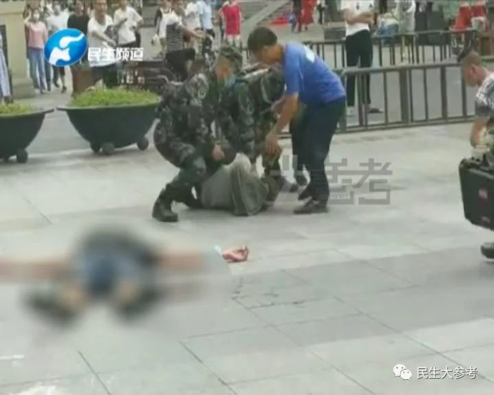 郑州二七广场一男子持斧砍人已被武警制服
