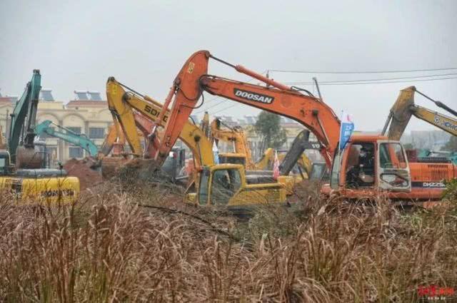 现场：武汉版“小汤山医院”通宵施工中