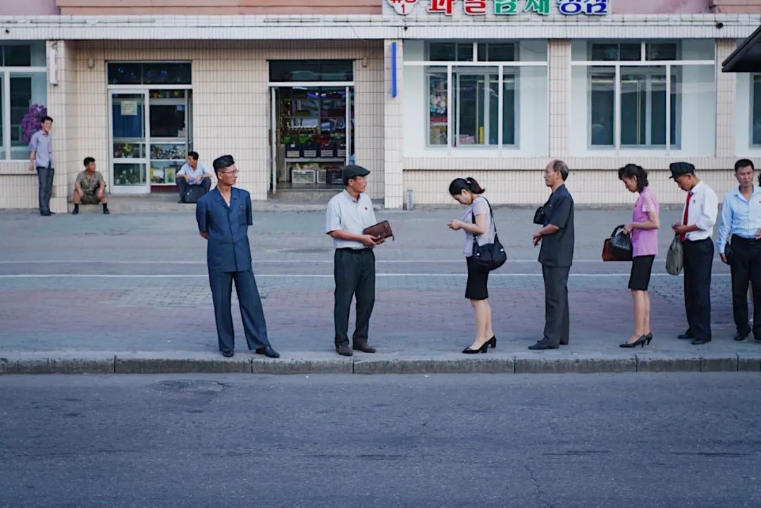 我在朝鲜搞街拍,亲眼看到了群众们的时尚热情