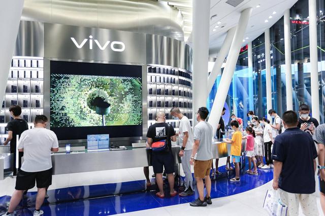 点燃线下体验店vivos7正式开售小姐姐排队到访玩转自拍