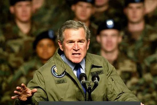 就留了胡子,以争取更多人支持;伊拉克战争期间,小布什好战的外表帮他