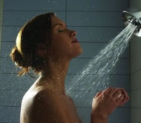 女生洗澡都喜欢"站着尿尿"?可能会带来超3个健康隐患