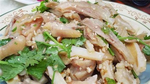 白切的吃法让猪脚皮爽肉滑,味道鲜美,极具玉林地方风味,堪称一绝