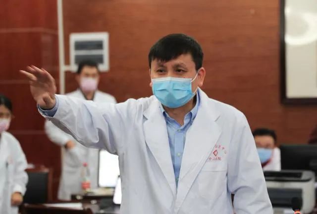 给张文宏扣帽子的“王小石”才是互联网的一碗毒粥