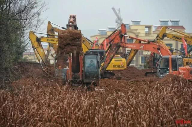 现场：武汉版“小汤山医院”通宵施工中