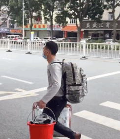 离场姿势,五花八门. 有精致女孩在提桶跑路前,仔细收拾行李.