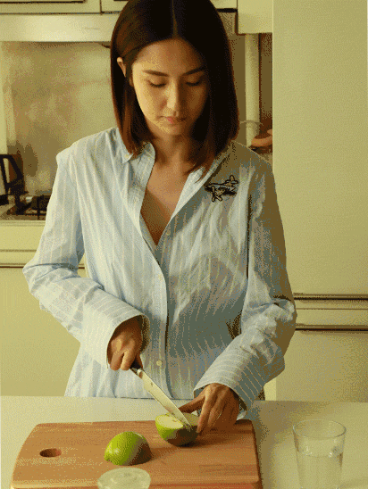 淡妆的蓝燕,体恤牛仔裤尽显青春洋溢,其实这时的她已经快30了.