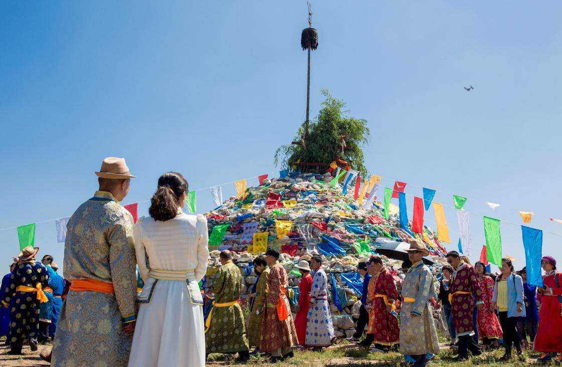 根据历史传统,该旗的祭祀仪式是不允许女性参加的,但是祭敖包结束后是