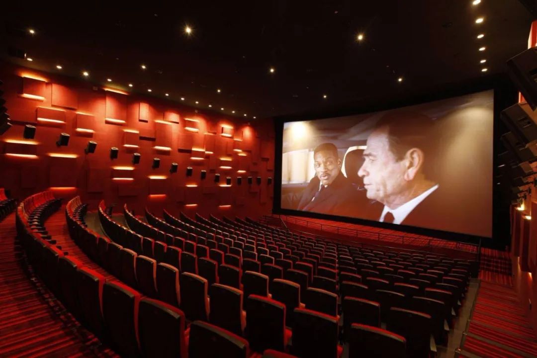 韩国在4月29号,趁着为期四天的国定假日,陆续开放了电影院