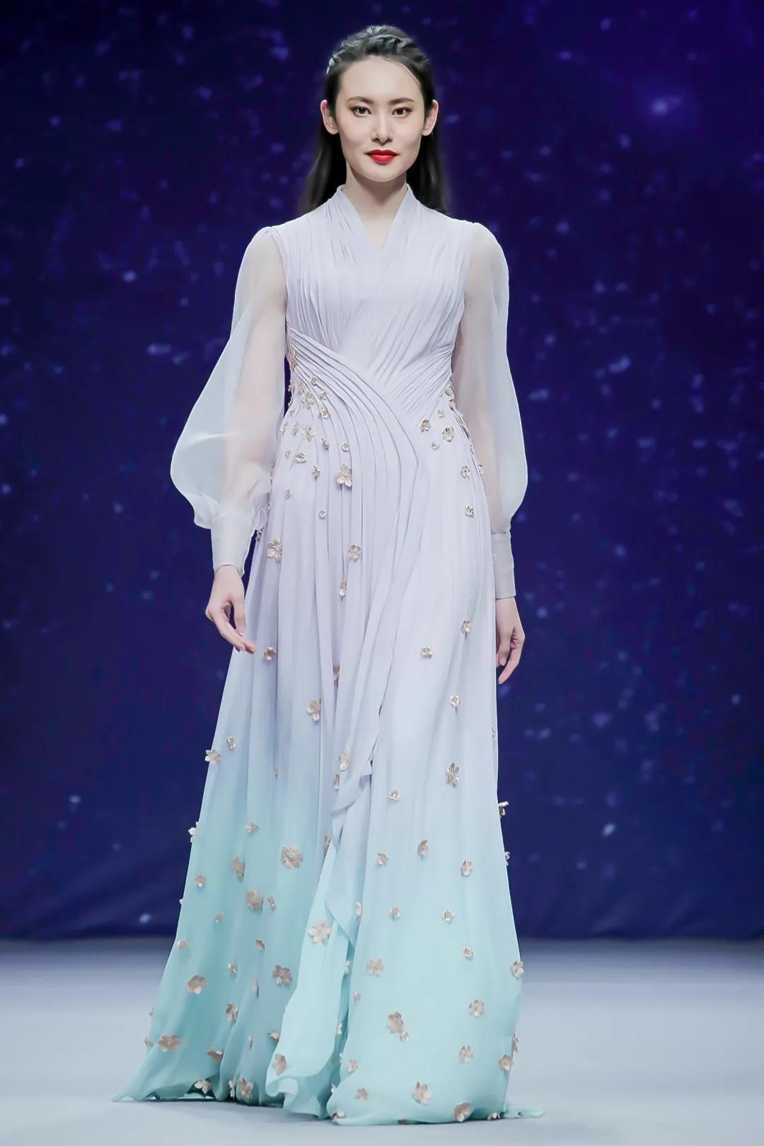 2021春夏服装流行元素,2021新款女装 趋势| 2021春夏中国国际时装周流行设计手法及元素分析