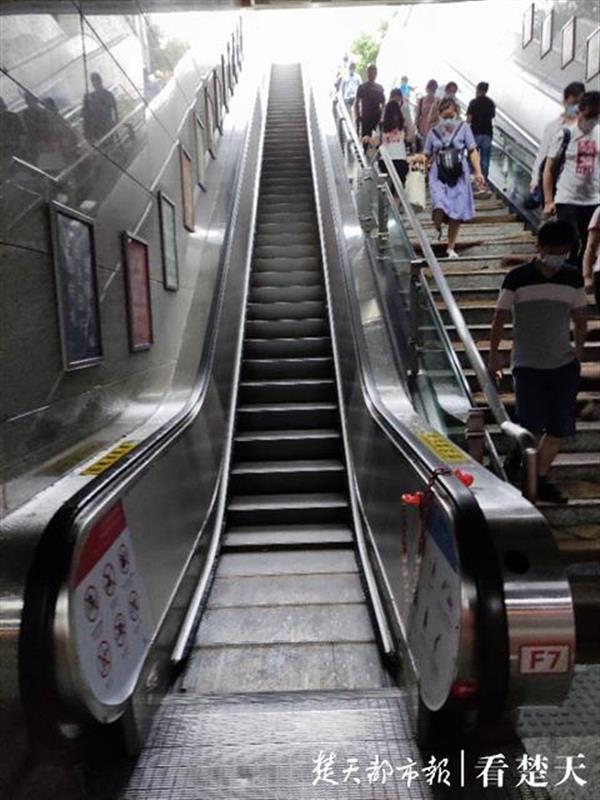 手扶电梯遇雨停运,这个地铁站的进出口为何不设遮雨棚?