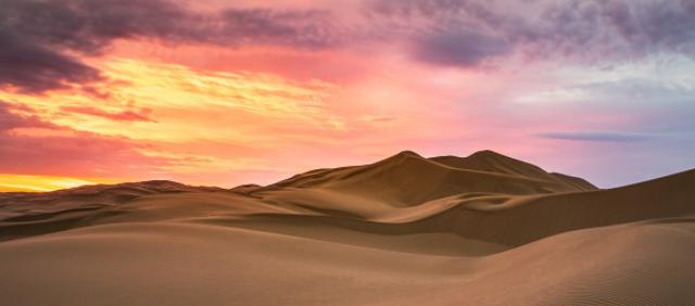 库木塔格沙漠的神奇就在于 一边是莽莽苍苍,无边无际的大漠海洋 一边