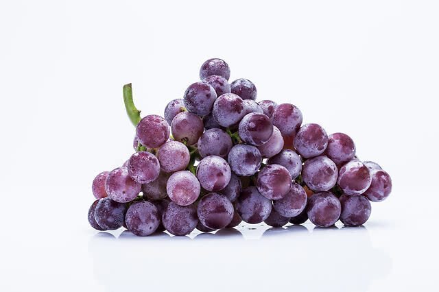 买葡萄:选购葡萄时,可以挑选一些熟透的葡萄,哪怕是一颗颗散落的葡萄