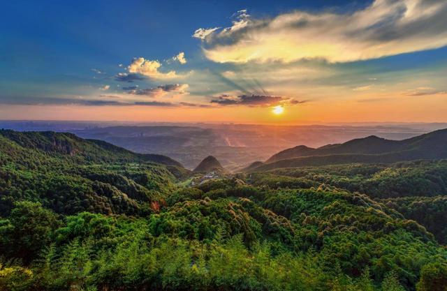 铜锣山旅游区位于邻水县城南镇与梁板乡之间的瑞峰堂(又名"顺风堂")