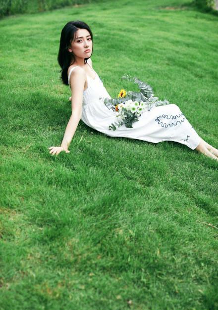 名门泽佳梁洁新写真来袭穿白色涂鸦裙手持草帽效果少女感满满