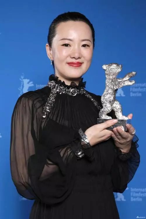 杨魏玲花出生于鄂尔多斯大草原,中国内地女歌手,歌唱组合凤凰传奇的