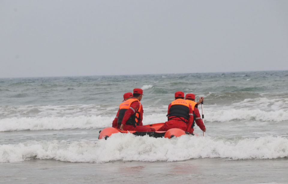 乘风破浪!海上应急救援队守护金沙滩啤酒城海岸线