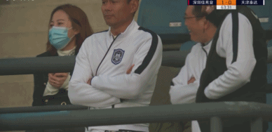 gif:看看谁来了!毛彪现身看台观战泰达对深足比赛
