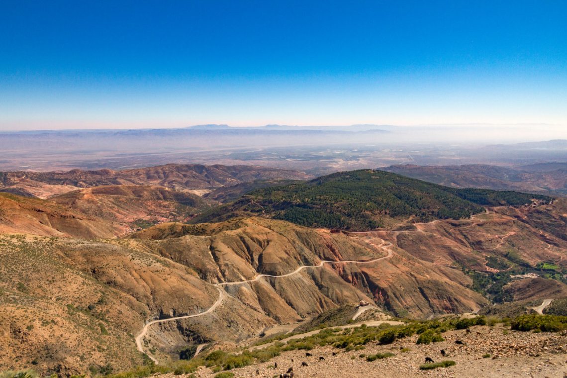 摩洛哥 阿特拉斯山脉虽然是砂石路面,但大多数地方的道路都足够宽