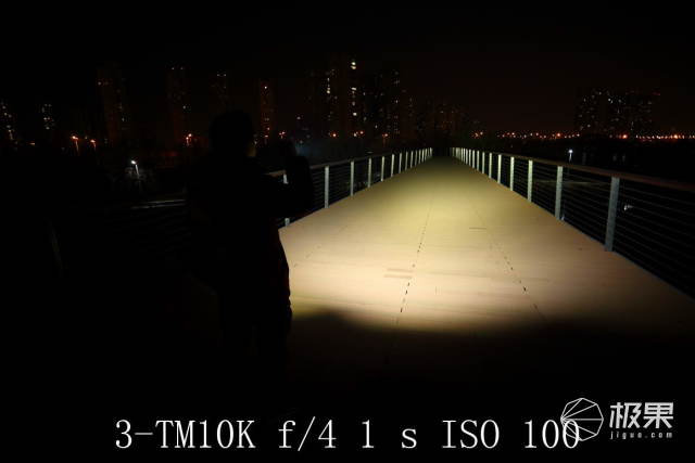 要多亮有多亮9000流明掌上超级探照灯nitecoretm