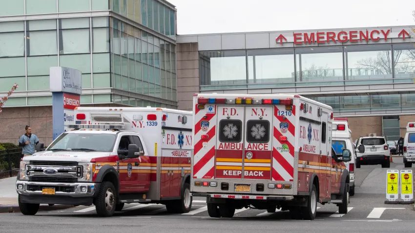 4月20日,fdny的救护车出入皇后区医院中心的急诊室.
