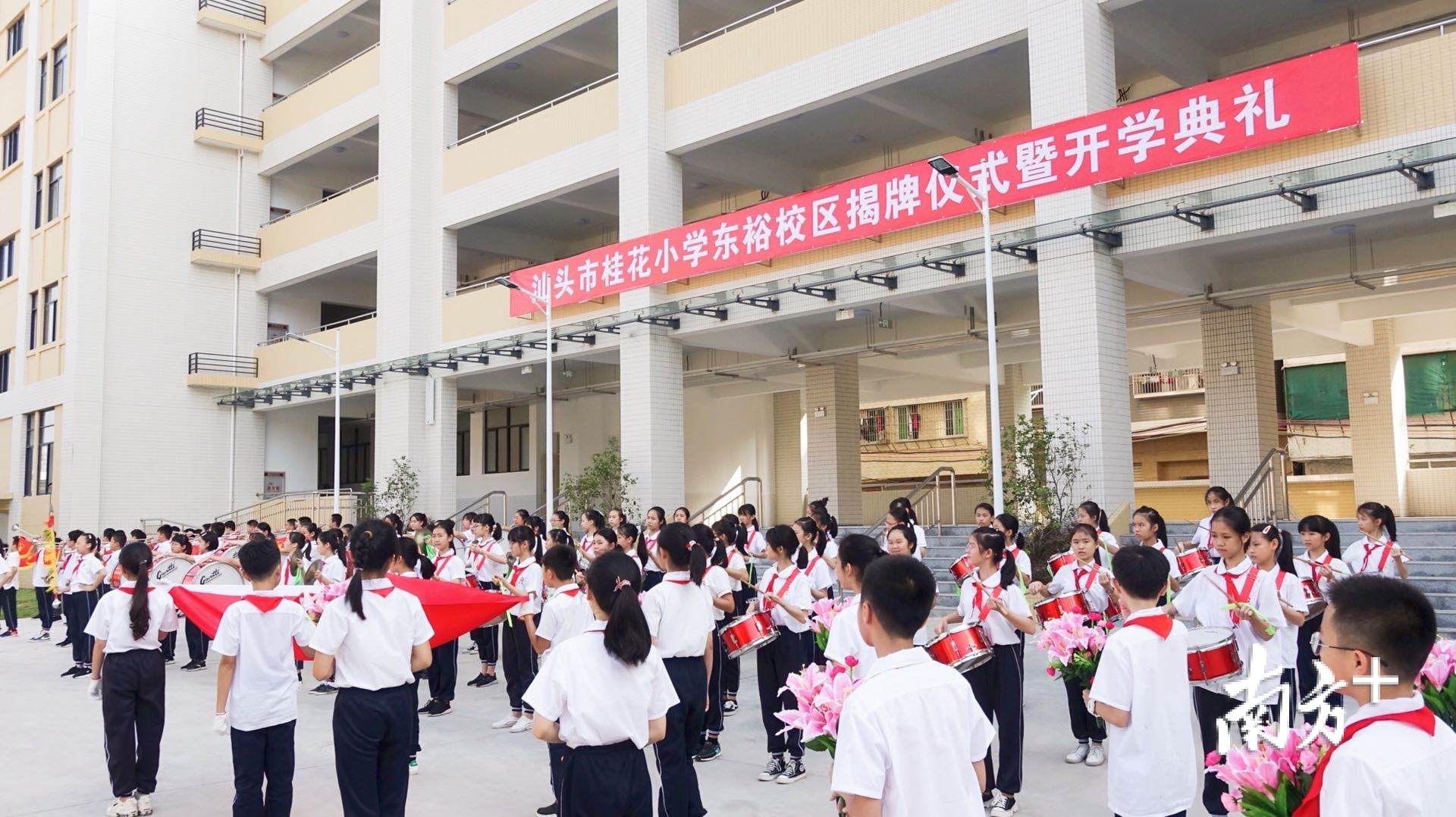 桂花小学东裕园校区办学规模为18个班,可提供810个学位.