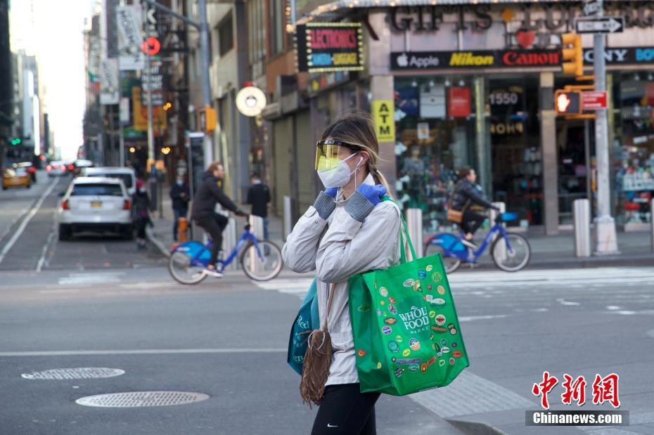 疫情下的纽约：时代广场商家木板封门 街上冷清