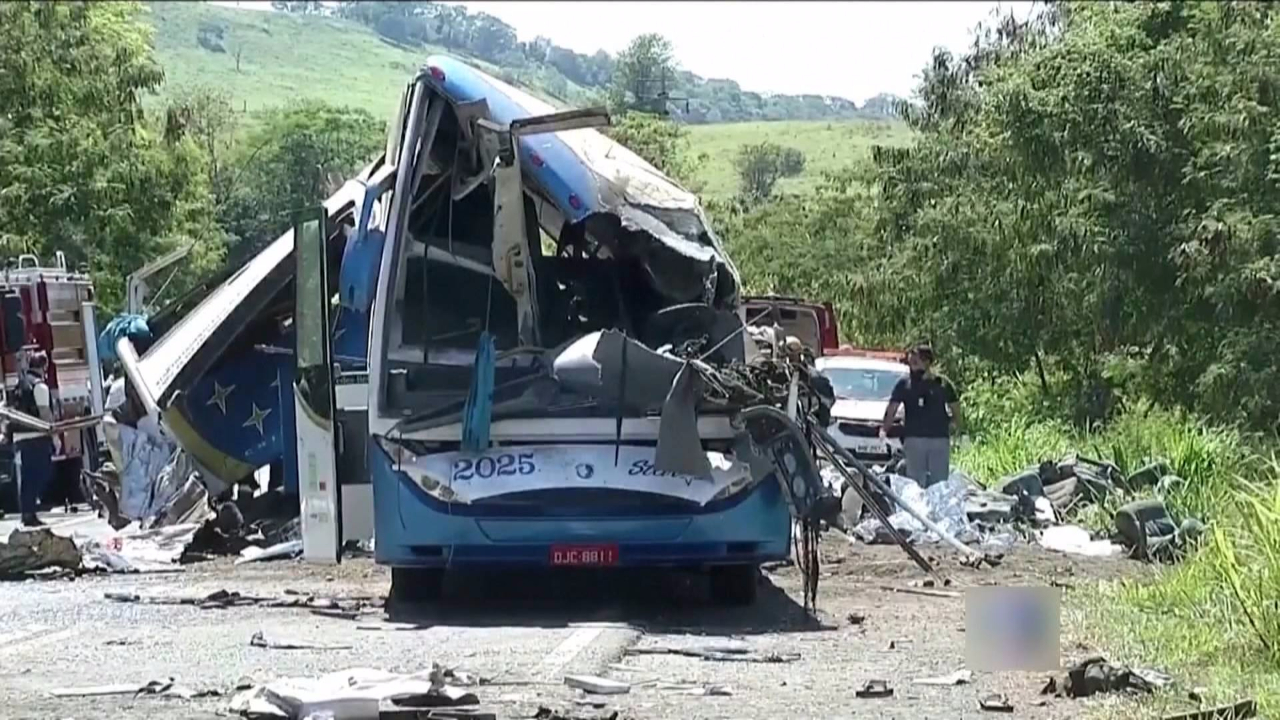 巴西发生重大交通事故致至少41人死亡,事故现场惨烈