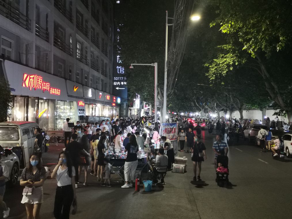 郑州健康路夜市免租公告成了晚上"最亮"的"仔"