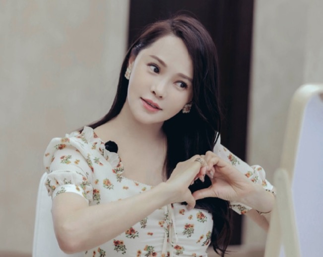 老婆伊能静在参加芒果制作的大型女团真人秀《乘风破浪的姐姐》,话题