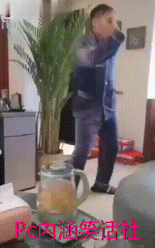 搞笑gif趣图:街头恶搞路人,尴尬搭讪